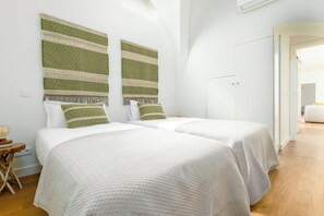 Apartamento, 2 quartos | Individualmente decorados, individualmente mobiliados, escrivaninha