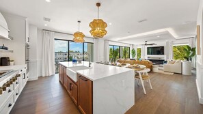 Fridge, microwave, oven, stovetop - Walk to St. Armands & Beach/Gulf Views/Resort Pool (Sarasota)