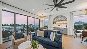 スマートテレビ、暖炉、テレビゲーム、テーブルサッカー台