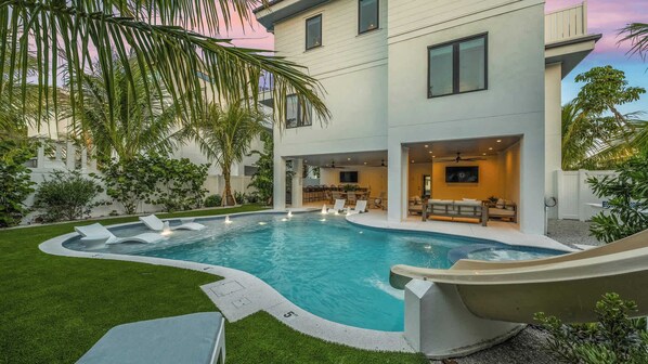 Utendørsbasseng og et oppvarmet basseng