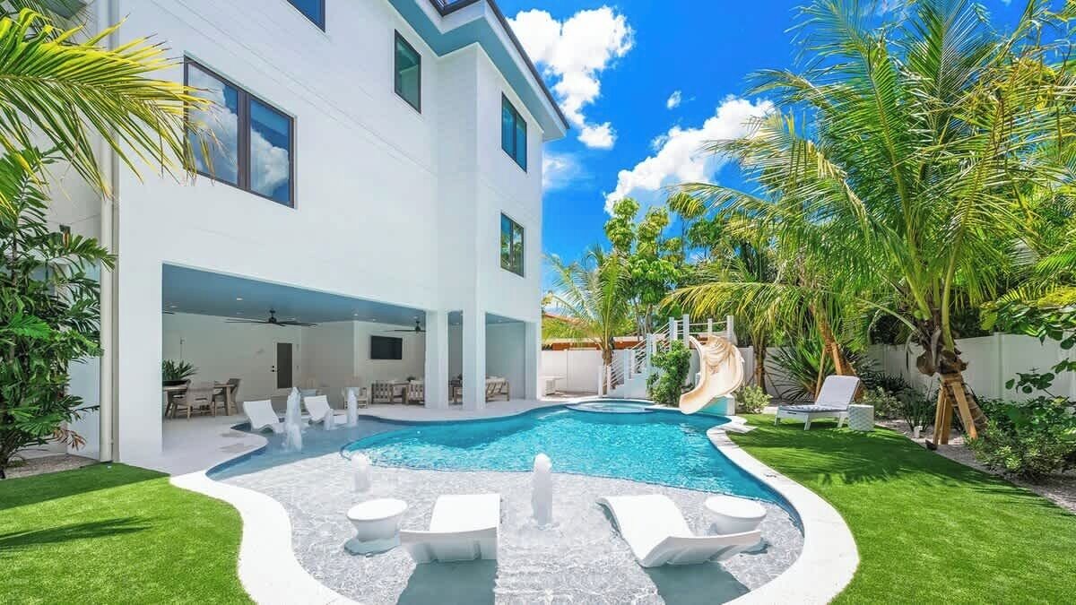 Una piscina al aire libre, una piscina climatizada