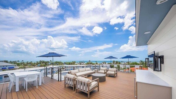 屋外ダイニングエリア