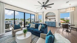 スマートテレビ、暖炉、テレビゲーム、テーブルサッカー台