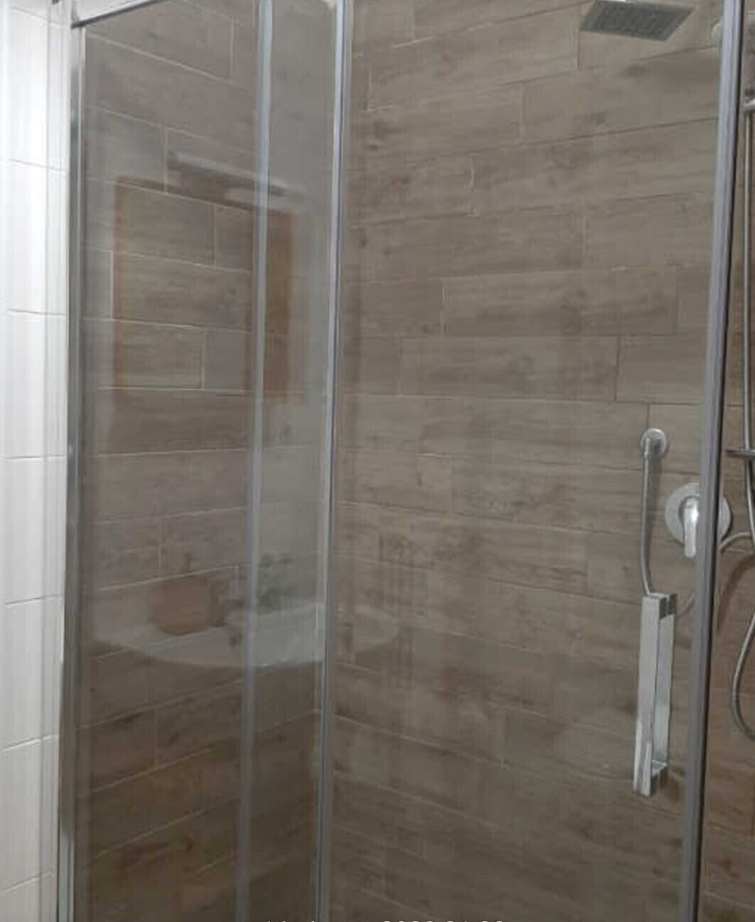 Sèche-cheveux, serviettes fournies, savon, papier toilette