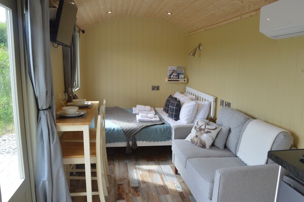 1 bedroom, WiFi, bed sheets - The Sett No Hot Tub 1 pet allowed Onsite Fishing (Stape)