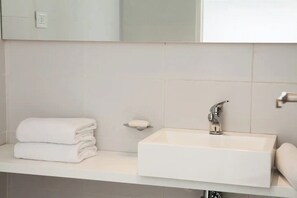 Dusche, Haartrockner, Bidet, Handtücher