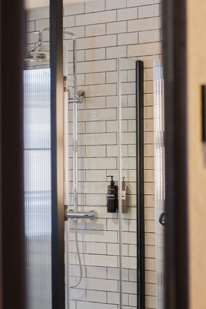 Shower, rainfall showerhead, free toiletries, hair dryer - LETOH LETOH Bilbao (Bilbao)