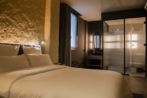 Shower, rainfall showerhead, free toiletries, hair dryer