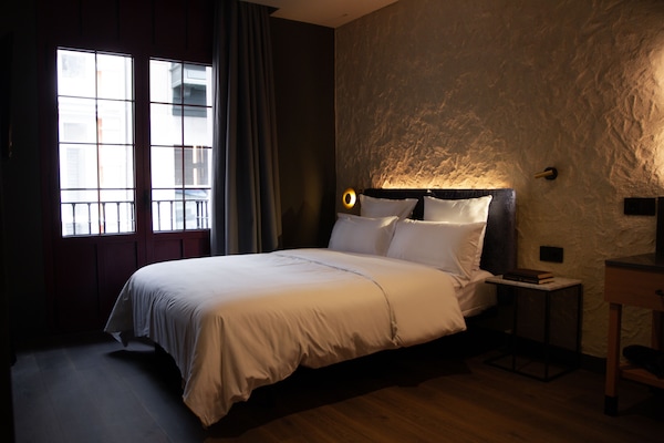 Habitación estándar doble, balcón | Ropa de cama hipoalergénica, edredones de plumas, caja fuerte