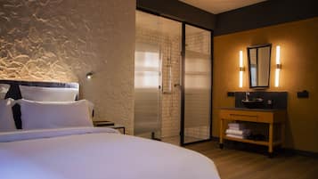 Habitación estándar doble, balcón | Baño | Ducha y cabezal de ducha tipo lluvia