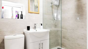 Apartment | Bathroom | Shower, towels