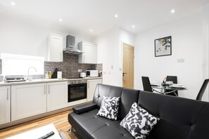 Appartement | Cuisine privée | Réfrigérateur, micro-ondes, four, plaque de cuisson