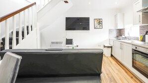 Apartment | Private kitchen | Fridge, microwave, oven, stovetop - Cosy Apartment Near Leeds City Centre (Leeds)