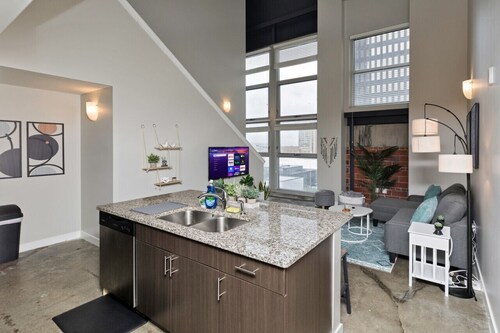 Modern Oasis: 2-Story Loft, 2bd/2bth Downtown