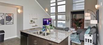 Modern Oasis: 2-Story Loft, 2bd/2bth Downtown