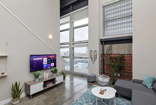 TV - Modern Oasis: 2-Story Loft, 2bd/2bth Downtown (Des Moines)