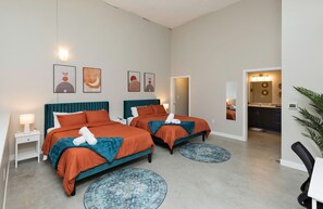 2 bedrooms, desk, iron/ironing board, WiFi - Modern Oasis: 2-Story Loft, 2bd/2bth Downtown (Des Moines)