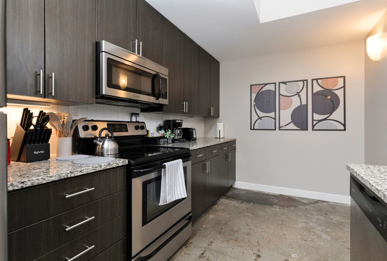 Réfrigérateur, micro-ondes, four, plaque de cuisson