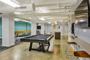 Games room - City Haven: Modern Loft 2bd/2bth Downtown DSM (Des Moines)