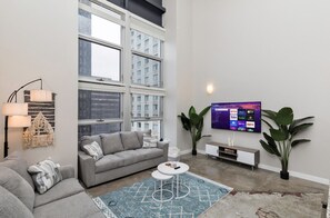 TV - City Haven: Modern Loft 2bd/2bth Downtown DSM (Des Moines)