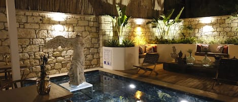 Außenpool, geöffnet von 11:00 Uhr bis 18:00 Uhr, Sonnenschirme