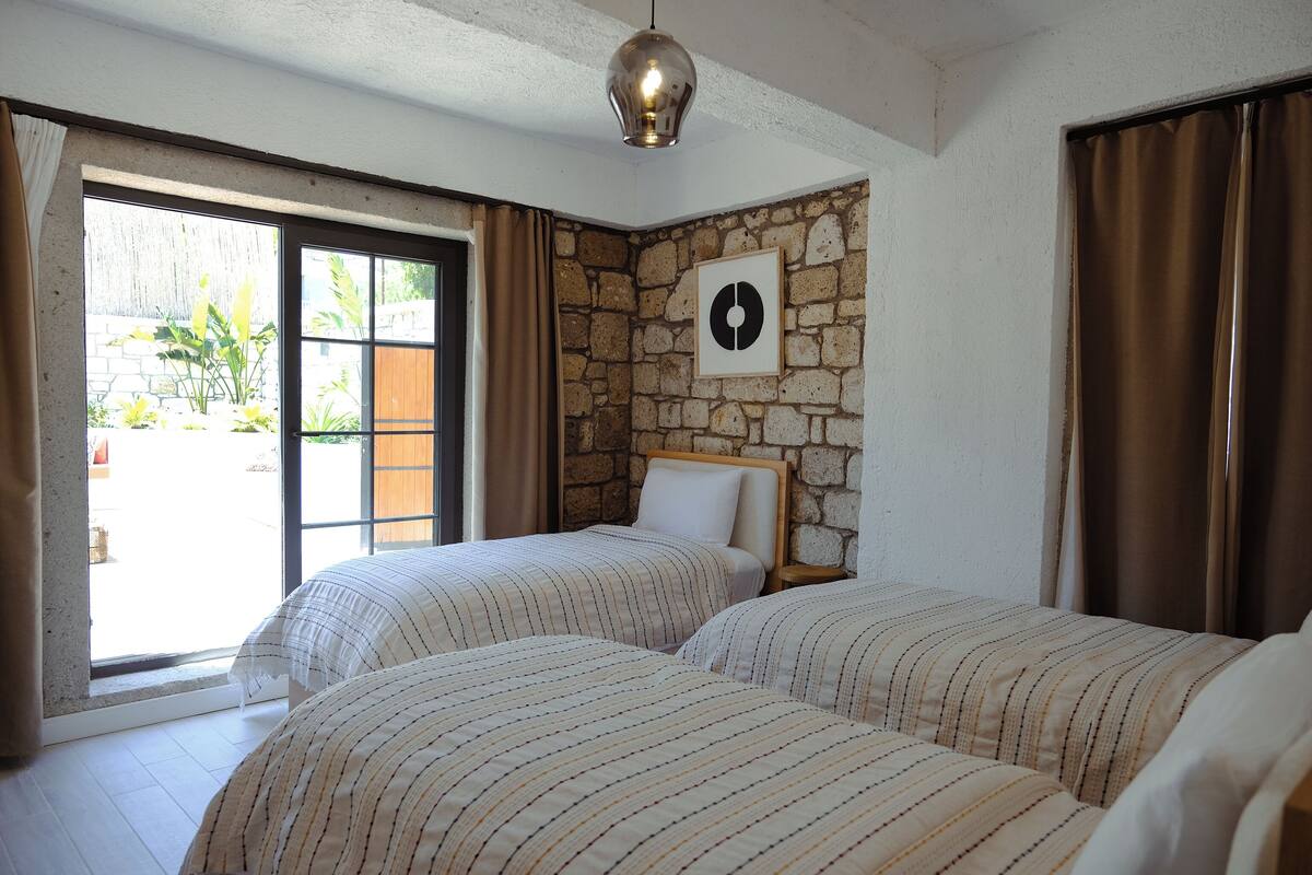Grand Triple Room | Premium bedding, Tempur-Pedic beds, minibar, WiFi (free)