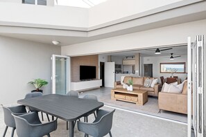 Outdoor dining - Perna Perna Coastal Escape (Durban)