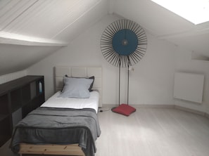 3 chambres, fer et planche à repasser, Wi-Fi, draps fournis