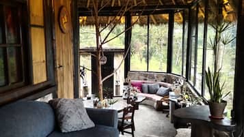 Maison Familiale, 4 chambres | Coin séjour | TV connectée de 55 pouces avec chaînes numériques, cheminée