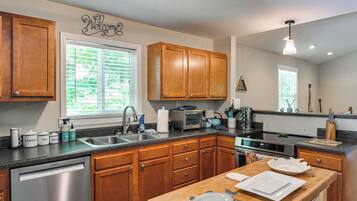 Fridge, microwave, stovetop, dishwasher