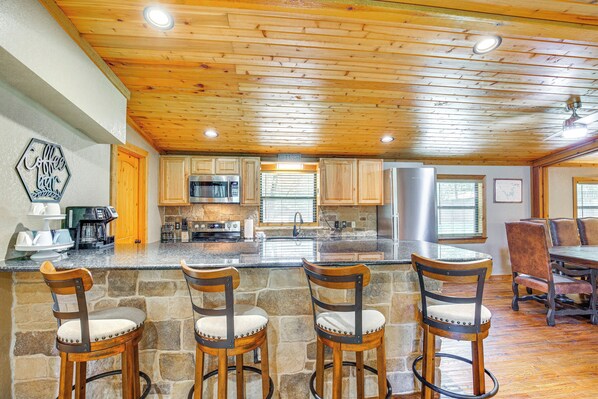 Fridge, microwave, stovetop, dishwasher