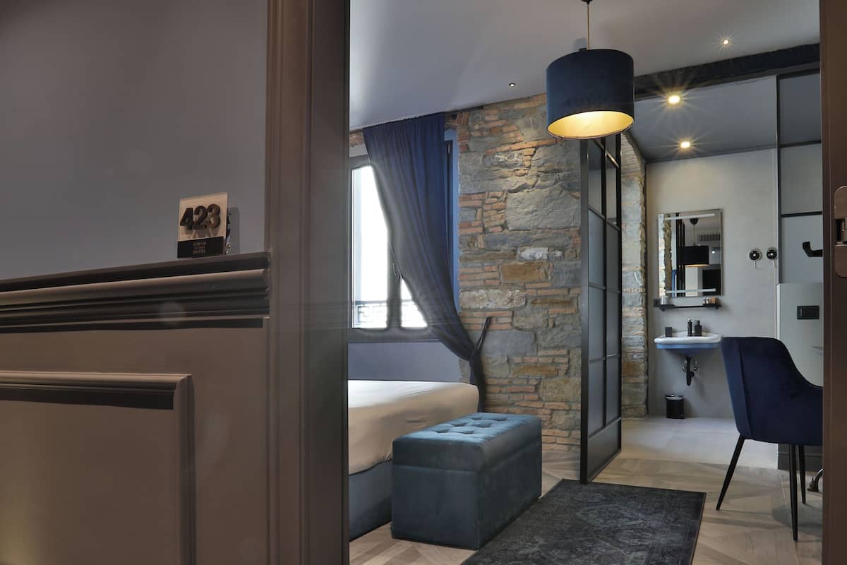 Minibar, tabla de planchar con plancha y wifi gratis