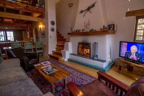 Smart TV, fireplace, DVD player, books - Caja de Tesoro ~ A Romantic Mountain Getaway! (Arroyo Seco)