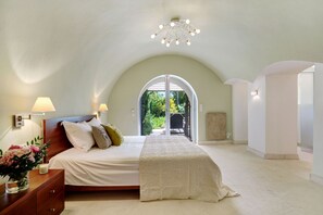 5 bedrooms, desk, iron/ironing board, WiFi