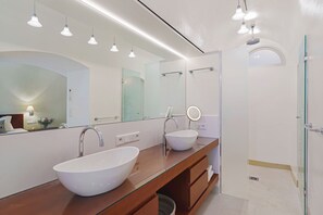 Douche, sèche-cheveux, serviettes fournies, savon