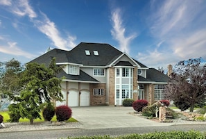 Exterior - Private Hilltop Luxury Estate with Breathtaking Views! (Kennewick)