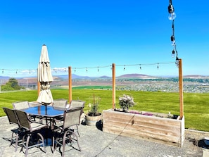 Outdoor dining - Private Hilltop Luxury Estate with Breathtaking Views! (Kennewick)
