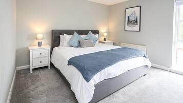 2 bedrooms, iron/ironing board, internet, bed sheets