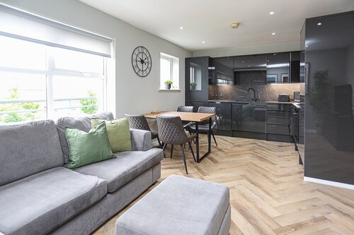 Modern 2-Bed Apartment with Parking & Lift Access in Central Belfast