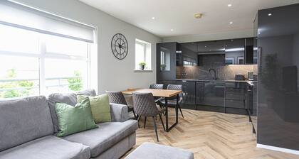 Modern 2-Bed Apartment with Parking & Lift Access in Central Belfast