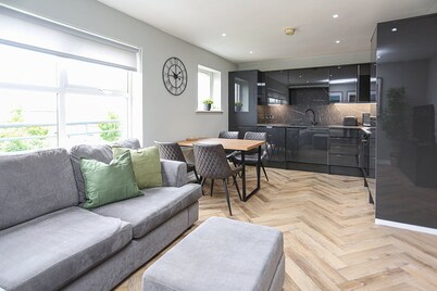 Modern 2-Bed Apartment with Parking & Lift Access in Central Belfast