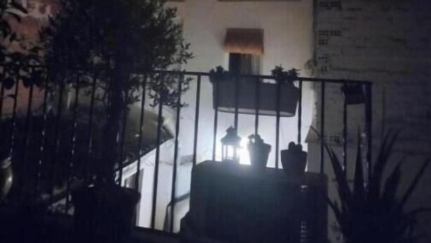 A building with a balcony and potted plants. - Guesthouse Jazmines Mozàrabes (Baena)