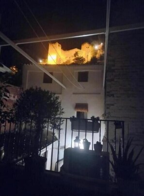 Ein Gebäude mit Balkon und Topfpflanzen.