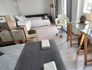 4 bedrooms, iron/ironing board, WiFi, bed sheets