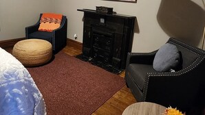 TV, books - Historic 11BR Home – Ride to Hatfield-McCoy - Historic 11BR Home – Ride to Hatfield-McCoy (Williamson)