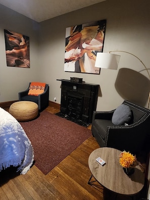 TV, books - Historic 11BR Home – Ride to Hatfield-McCoy - Historic 11BR Home – Ride to Hatfield-McCoy (Williamson)