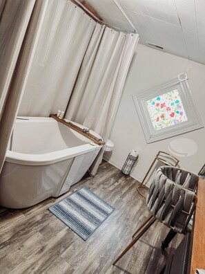 Hair dryer, towels, soap, toilet paper - 11 bed 7 bath large home and able to ride right from the home to the HMT trails (Williamson)