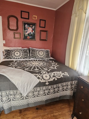 11 bedrooms, iron/ironing board, WiFi, bed sheets - Historic 11BR Home – Ride to Hatfield-McCoy - Historic 11BR Home – Ride to Hatfield-McCoy (Williamson)