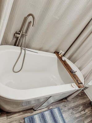 Hair dryer, towels, soap, toilet paper - Historic 11BR Home – Ride to Hatfield-McCoy - Historic 11BR Home – Ride to Hatfield-McCoy (Williamson)