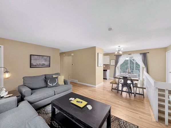 Smart TV, chimenea, videojuegos